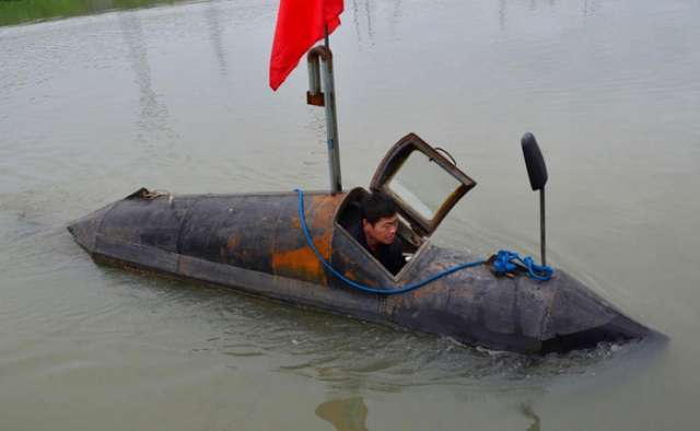 Il construit un sous-marin quand sa femme a le dos tourné!